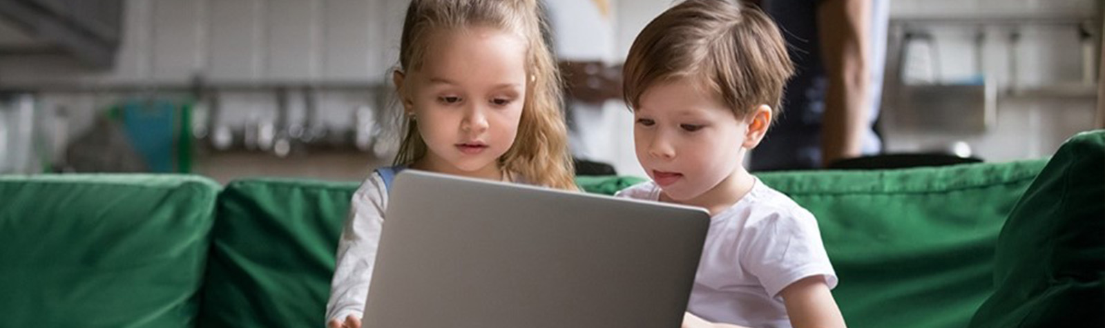 two-kids-laptop